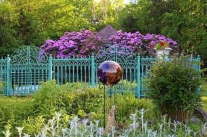 Einen Bauerngarten dekorieren