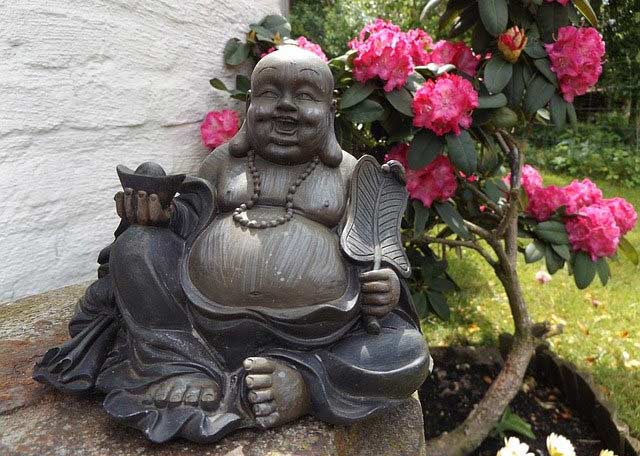 Eine Buddhafigur als Gartendeko