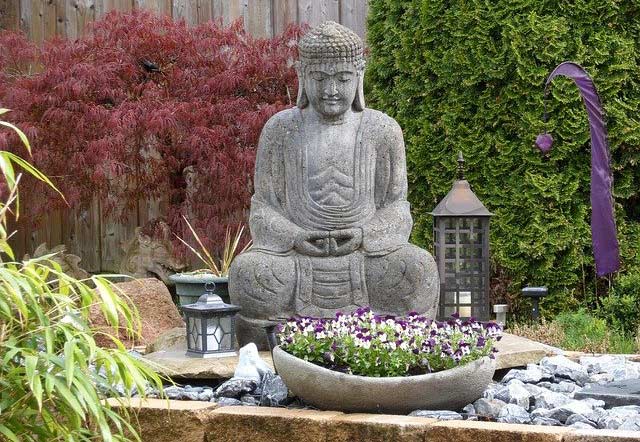 Buddha im Garten