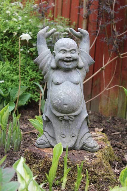 Ein lachender Buddha im Freien