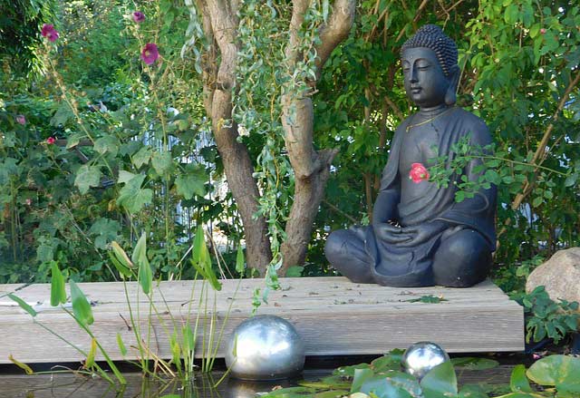 Meditierender Buddha am Teich