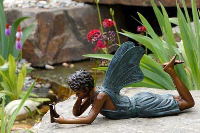 Feenfigur am Gartenteich (depositphotos.com)
