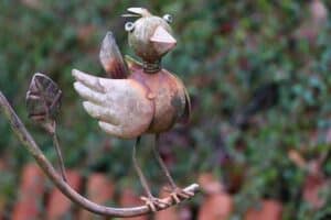 Rostiger Gartenvogel als Gartendeko