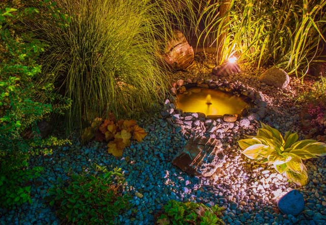 Ein beleuchteter Gartenteich (depositphotos.com)