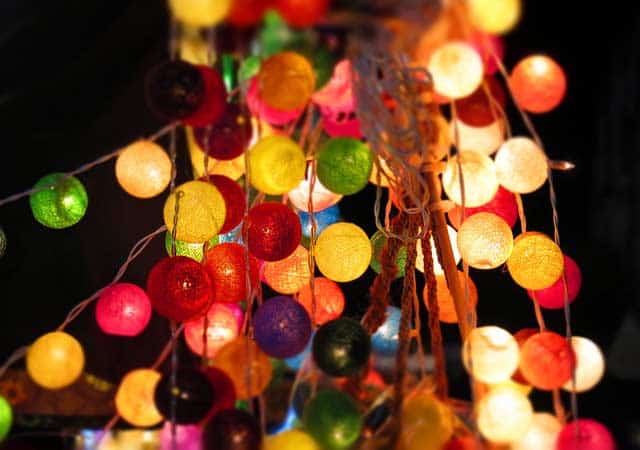 Stimmungsvolle Party Beleuchtung im Außenbereich