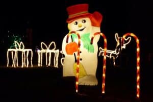Ein Schneemann beleuchtet für den Garten