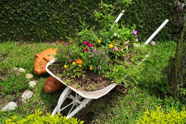 Schubkarre Deko Garten 2025 +++ gartendekowelt.de