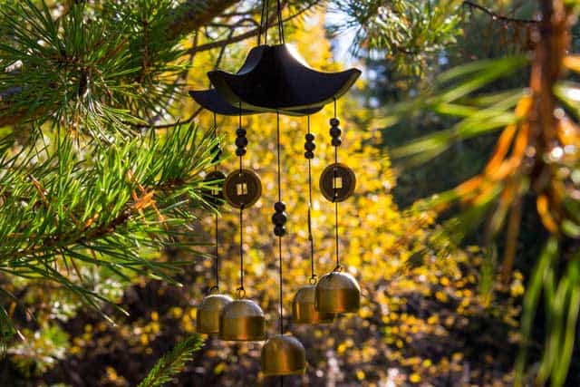 Windspiel im Garten als Feng-Shui Element Bambusbrunnen als Feng-Shui Element (depositphotos.com)