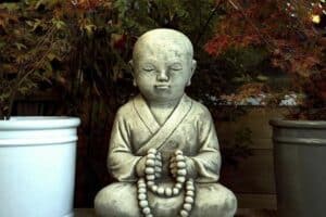 Ein meditierender Buddha als Asiatische Gartendeko