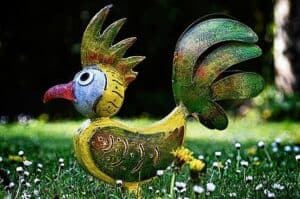 Bunter Vogel aus Blech als Gartendeko