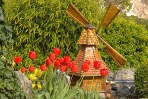 Windmühle aus Holz im Garten