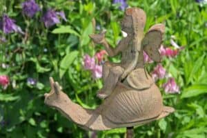 Schöne Gartendeko - Fee auf Schnecke (depositphotos.com)