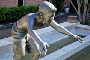 Junge Gartenfigur als Gartendeko Silber