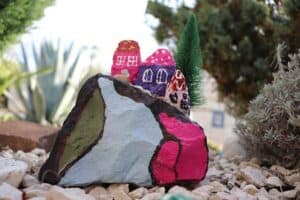 Bunte Gartendeko mit Steinen