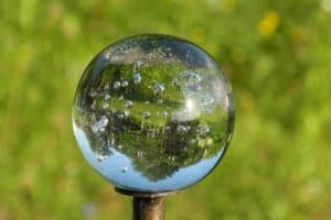 Glaskugel mit Spiegelung im Garten