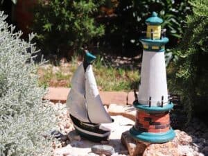 Leuchtturm und Boot als Gartendeko