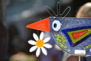 Ein Vogel als bunte Gartendeko Ein Vogel als bunte Gartendeko