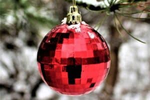 Rote Weihnachtskugel für den Garten