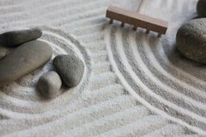 Zen Garten - geharkte Fläche mit Steinen Zen Garten - geharkte Fläche mit Steinen
