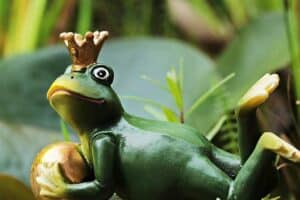 Froschkönig als Gartenfigur am Teich Froschkönig als Gartenfigur am Teich