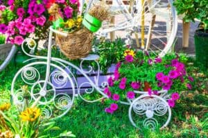 Gartendeko - hier ein romantisches Fahrrad (depositphotos.com)