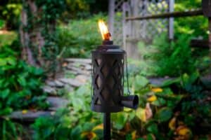 Schwarze Gartenfackel aus Metall (depositphotos.com) Schwarze Gartenfackel aus Metall (depositphotos.com)