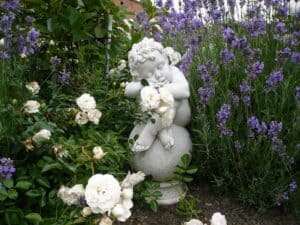 Engel als Gartenfigur