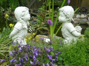 Kinder als Gartenfiguren