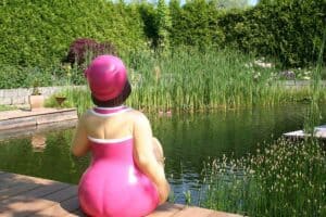 Dicke Frau als Schwimmerin als Gartenfigur Dicke Frau als Schwimmerin als Gartenfigur