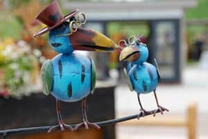 Tierfiguren als Gartendeko - bunte lustige Vögel
