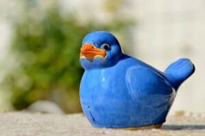 Ein Vogel aus Keramik als Gartendeko Ein Vogel aus Keramik als Gartendeko