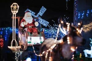 Weihnachtsmann mit Schlitten für Außen (depositphotos.com) Weihnachtsmann mit Schlitten für Außen (depositphotos.com)