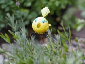 Ein Vogel als Tier Gartenstecker
