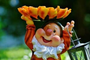 Gartenzwerg mit Laterne und Blume Gartenzwerg mit Laterne und Blume
