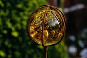 Glaskugel als rostiger Gartenstecker Glaskugel als rostiger Gartenstecker