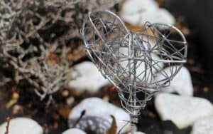 Ein Herz-Gartenstecker aus Metall