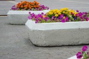 Blumenkübel aus Beton (depositphotos.com)