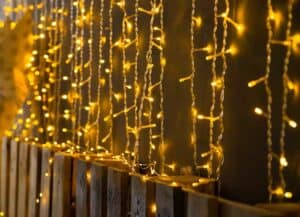 Ein Lichterkettenvorhang im Garten (depositphotos.com)