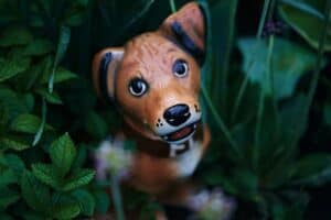 Süßer Hund als Gartendeko (depositphotos.com)