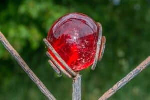 Gartendeko mit roter Kugel (depositphotos.com)